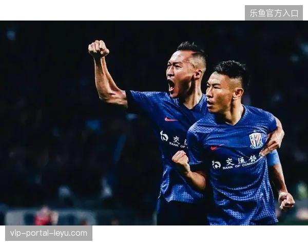 上海海港与上海申花的同城德比贯穿整个赛季的冠军争夺,两队共同提升了上海足球的城市荣耀 上海海港与上海申花的同城德比贯穿整个赛季的冠军争夺,两队共同提升了上海足球的城市荣耀